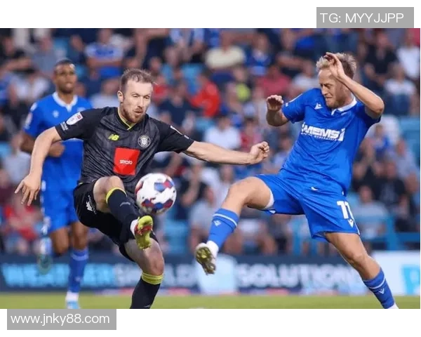 古斯雷与布拉德福德的激烈对决揭示足球战术的博弈与魅力 古斯雷与布拉德福德的激烈对决揭示足球战术的博弈与魅力